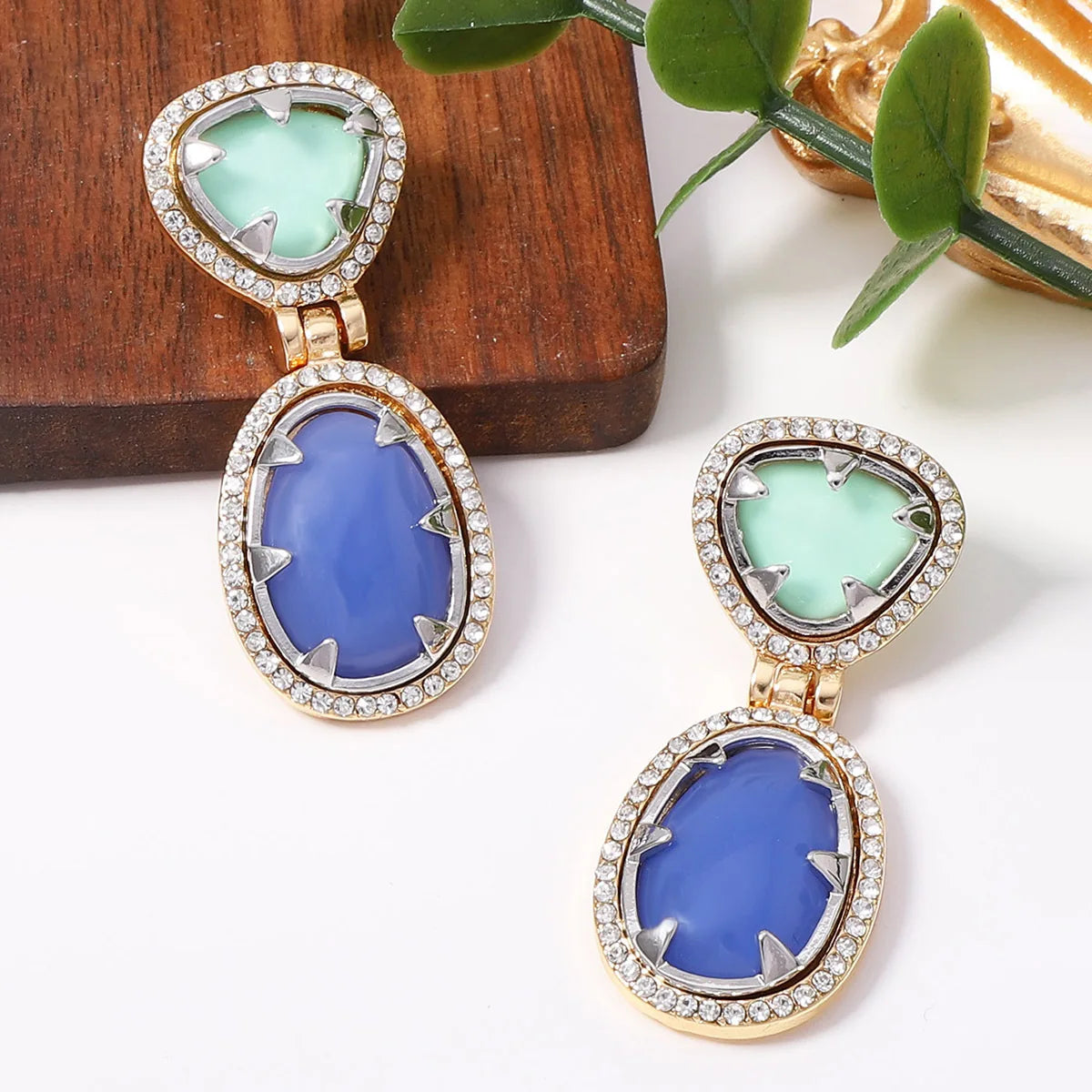Boucles d’Oreilles Géométriques Bicolores aux Pierres Bleues et Vertes