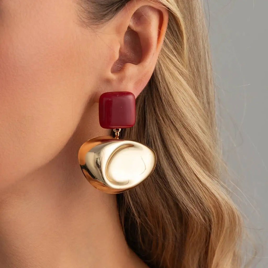 Boucles d’Oreilles Dorées en Résine Rouge au Design Organique
