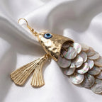 Boucles d’Oreilles Maxi Dorées avec Nacre et Pendentif Organique