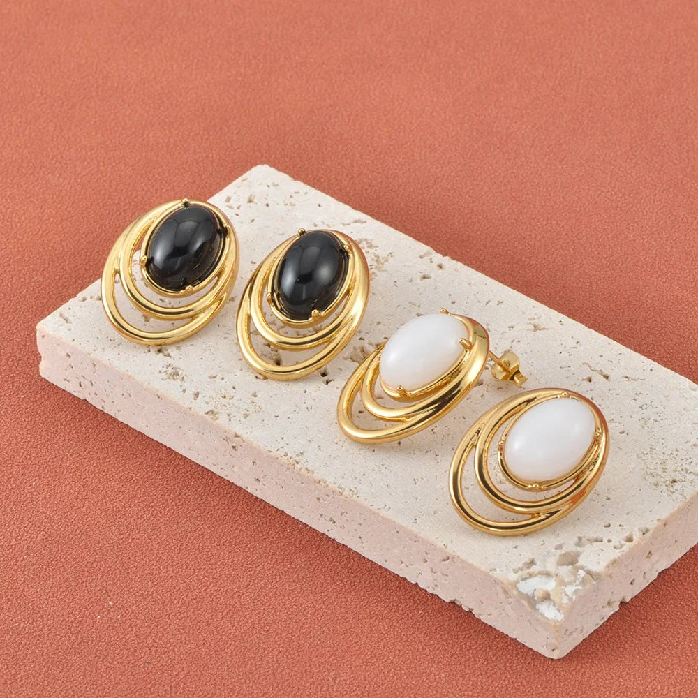 Boucles d’Oreilles à Tige Dorées avec Pierre Noire Ovale