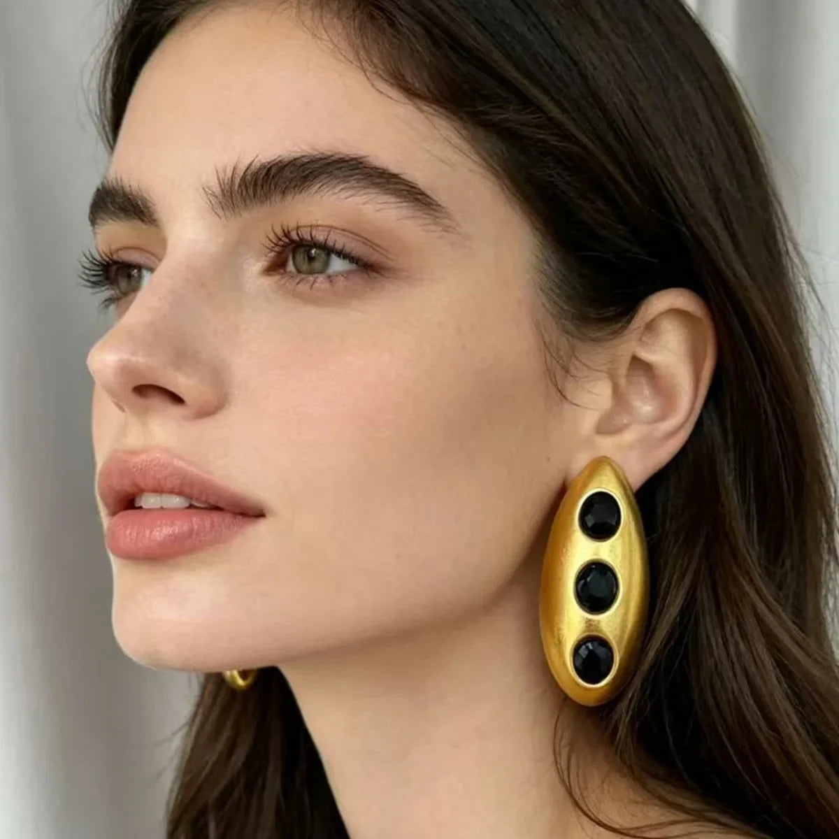 Boucles d’Oreilles Maxi Dorées aux Pierres Noires