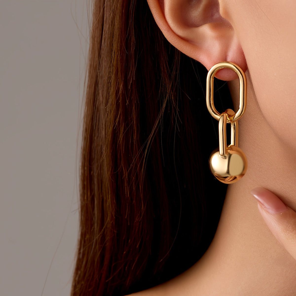 Boucles d’Oreilles Dorées à Doubles Maillons et Boule Pendante