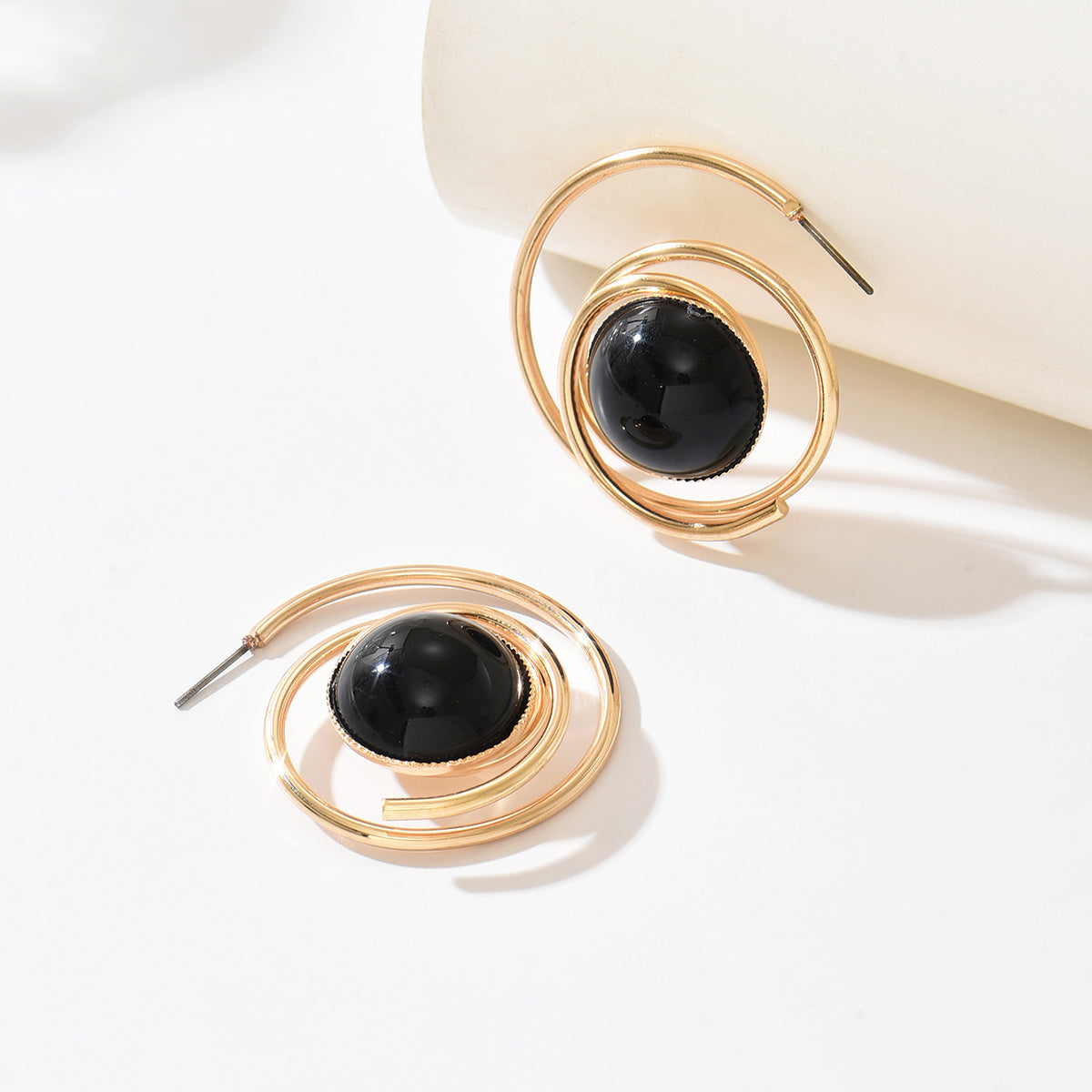 Boucles d'Oreilles Spirale Dorée et Pierre Noire