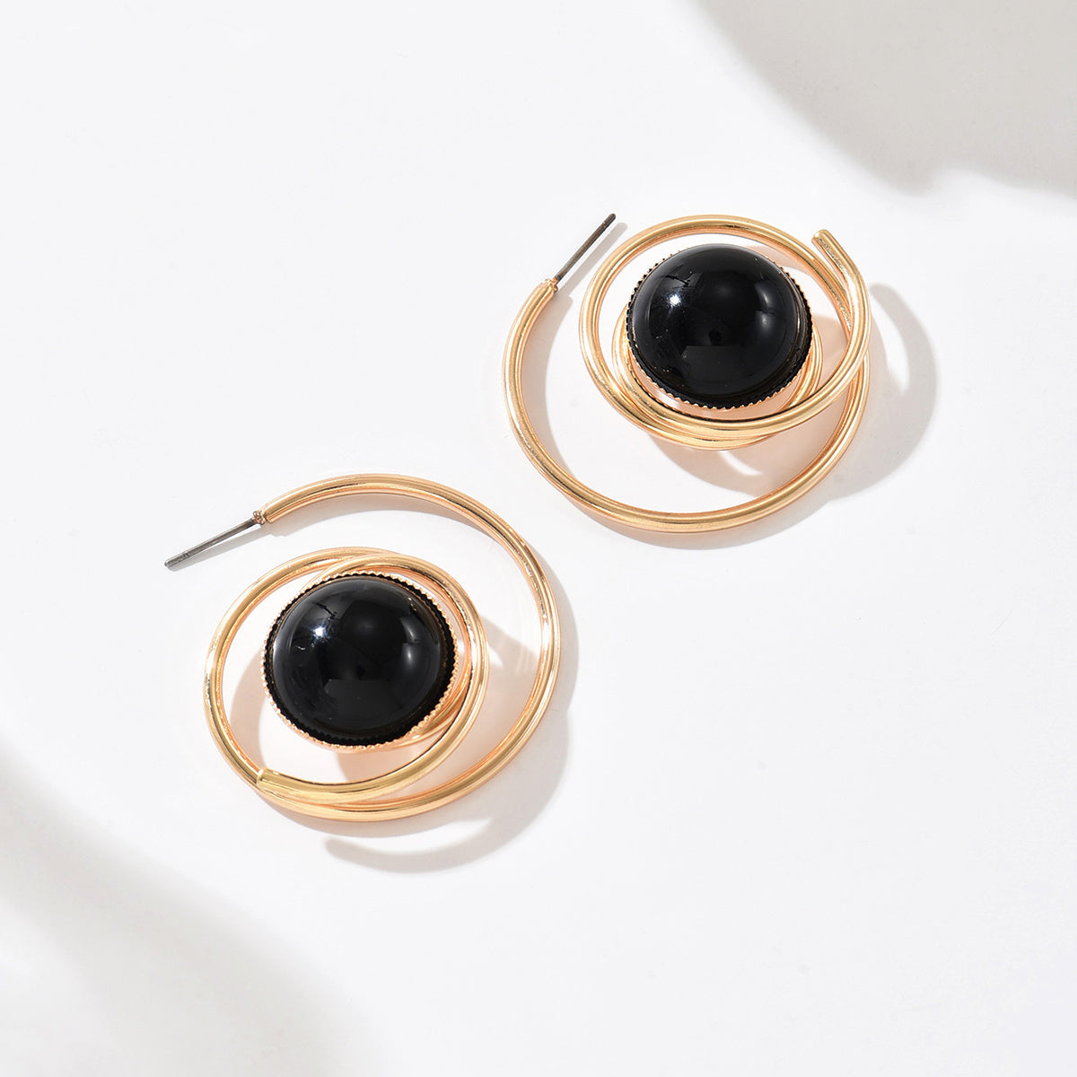 Boucles d'Oreilles Spirale Dorée et Pierre Noire