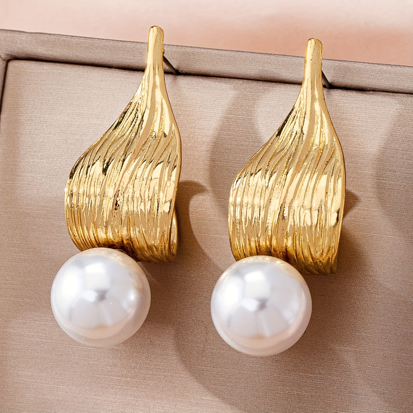 Boucles d'Oreilles Pendantes Feuilles Dorées et Perle Ivoire
