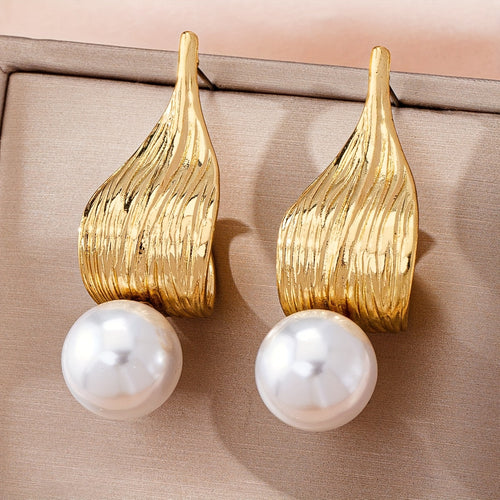 Boucles d'Oreilles Pendantes Feuilles Dorées et Perle Ivoire