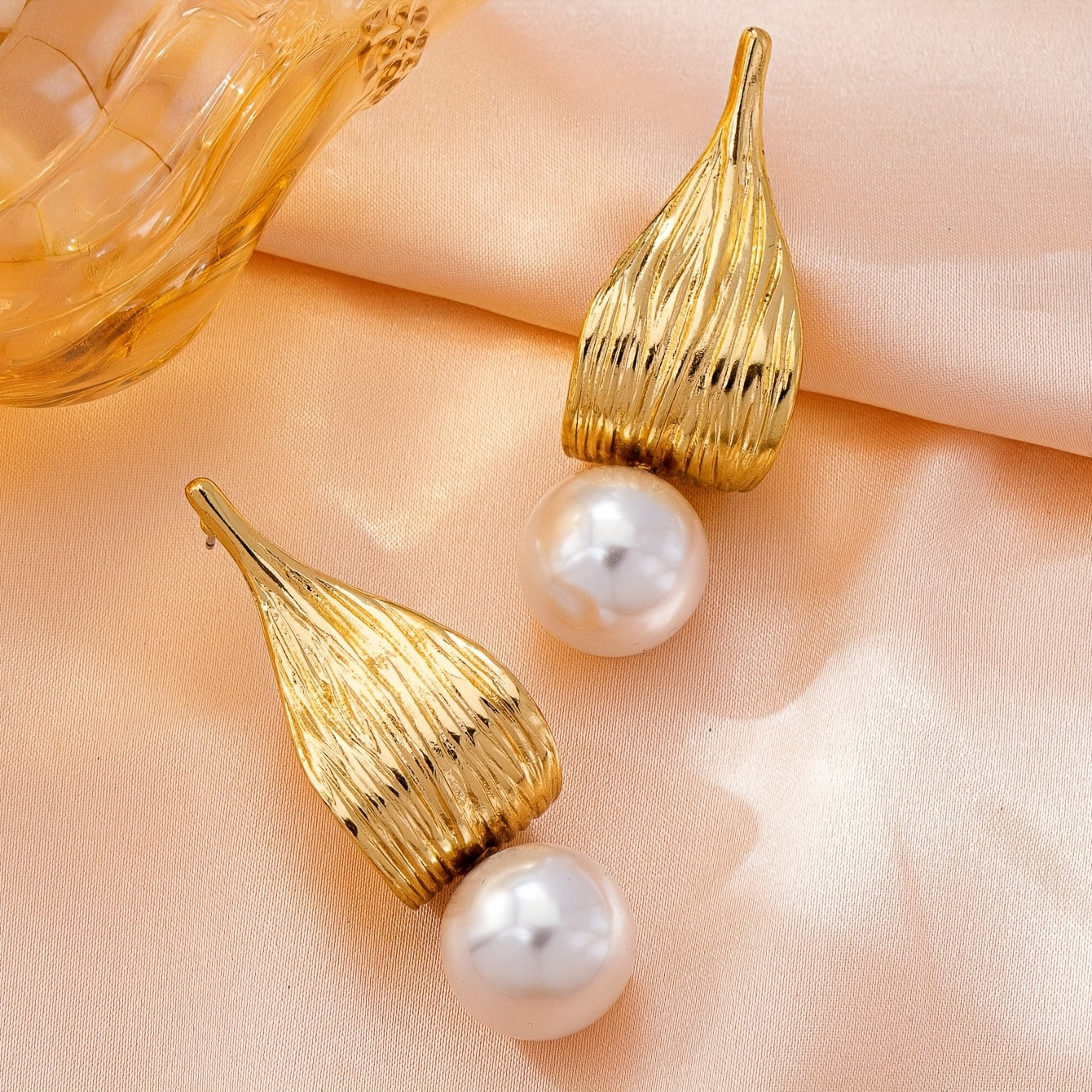 Boucles d'Oreilles Pendantes Feuilles Dorées et Perle Ivoire