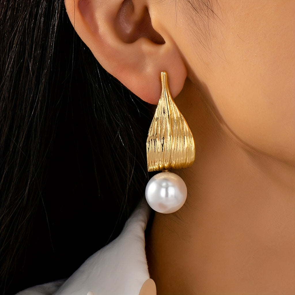 Boucles d'Oreilles Pendantes Feuilles Dorées et Perle Ivoire