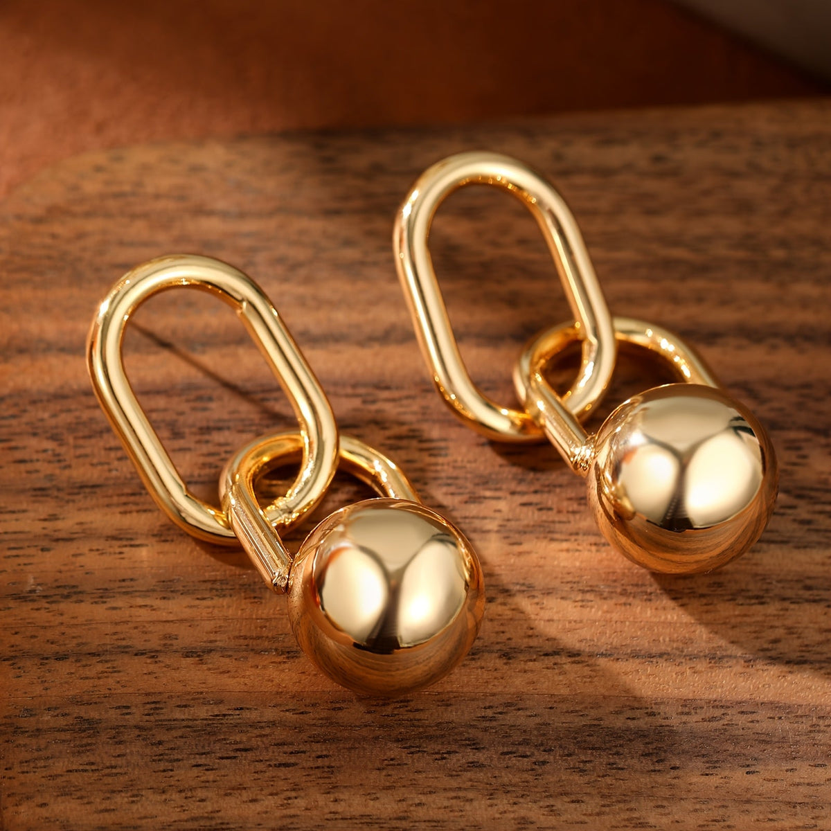 Boucles d’Oreilles Dorées à Doubles Maillons et Boule Pendante